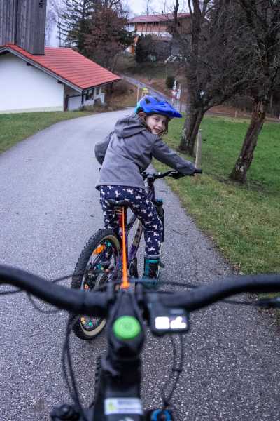 kommit Kind beim Bergabfahren unterstützen kommit Kind beim Bergabfahren unterstützen
